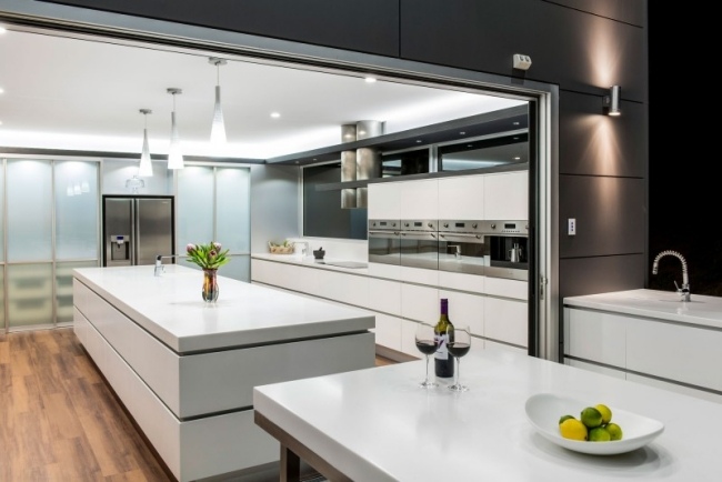 cozinha moderna com ilha de alumínio corian branco