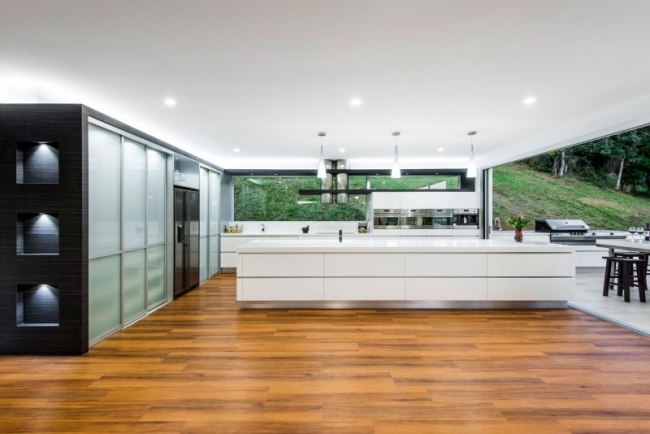 Cozinha de design com ilha de superfície sólida corian branco