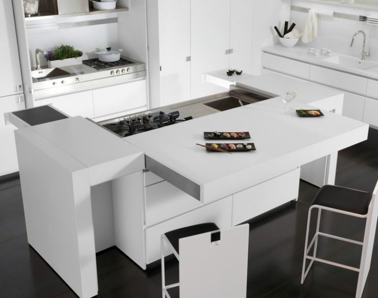 cozinha com ilha de design original cadeiras bar brancas acento de aço