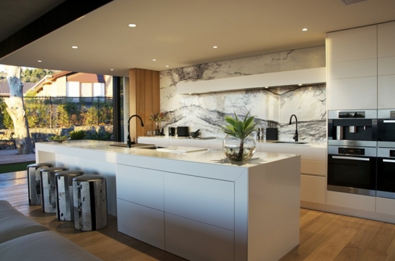 cozinha com ilha de design branco bancada moderna corian