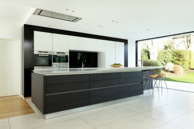 cozinha com ilha de azulejos minimalistas corian preto formato grande