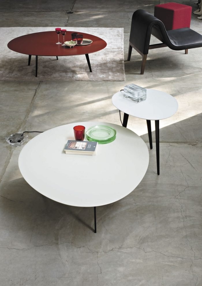 moderna-mesa de centro-redonda-conjunto-branco-pernas-vermelho-FLORES-Roberto-Lazzeroni