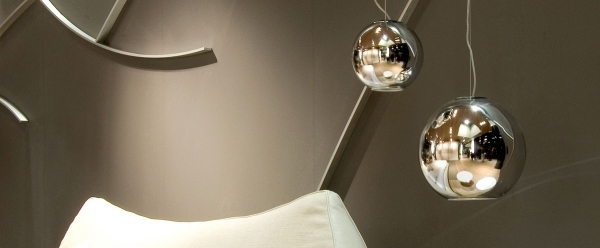 luzes projetadas por fontana arte esfera espelho superfície