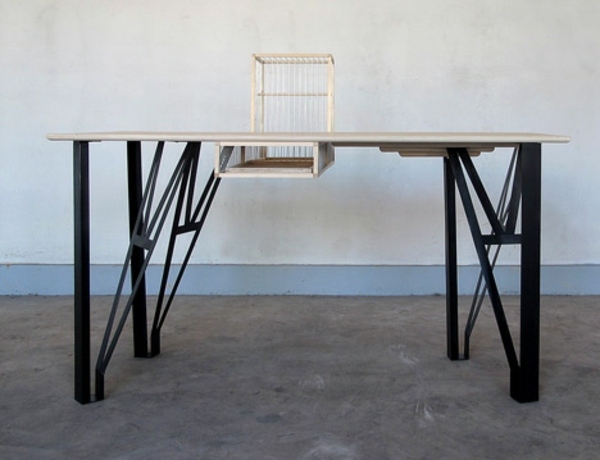 Mesa com pernas de metal, madeira, gaiola, exposição Bélgica
