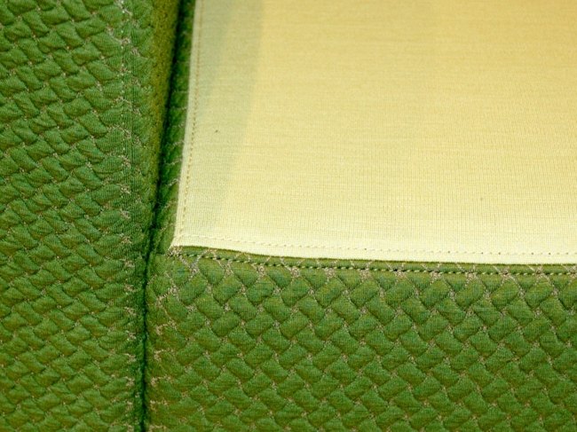 Sofá estofado em tecido verde dois tons
