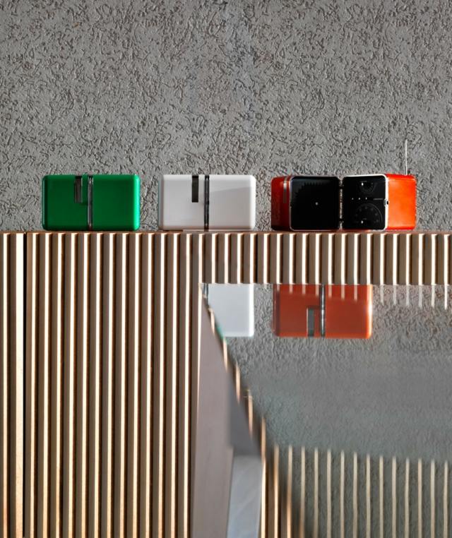 Mesa de vidro colorido com superfície em relevo de acessórios vivos
