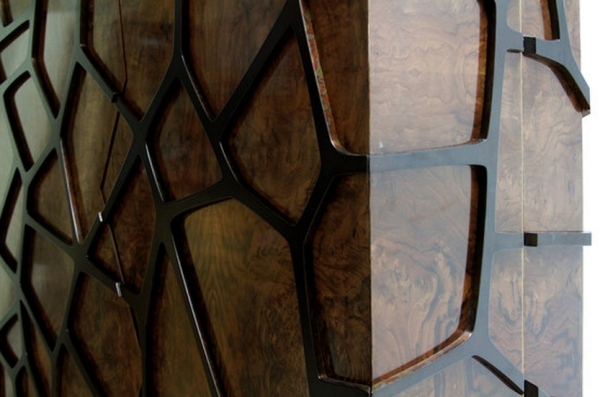 Gabinete de design moderno em madeira maciça, estrutura em latão, estrutura semelhante a uma rede