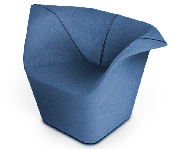 poltrona azul móveis de design por benjamin hubert
