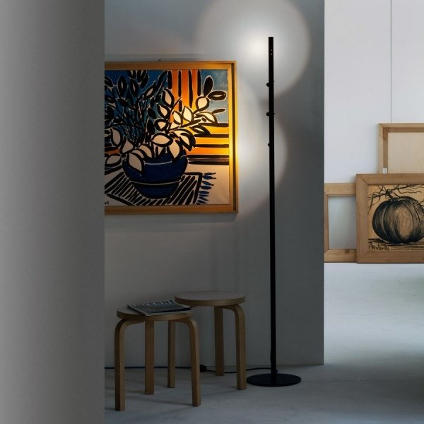 Candeeiro de pé de alumínio com design moderno