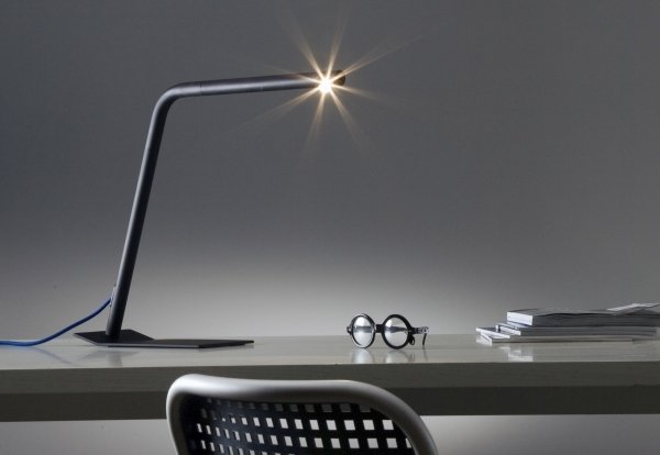 Projeto de luz indireta com abajur de mesa