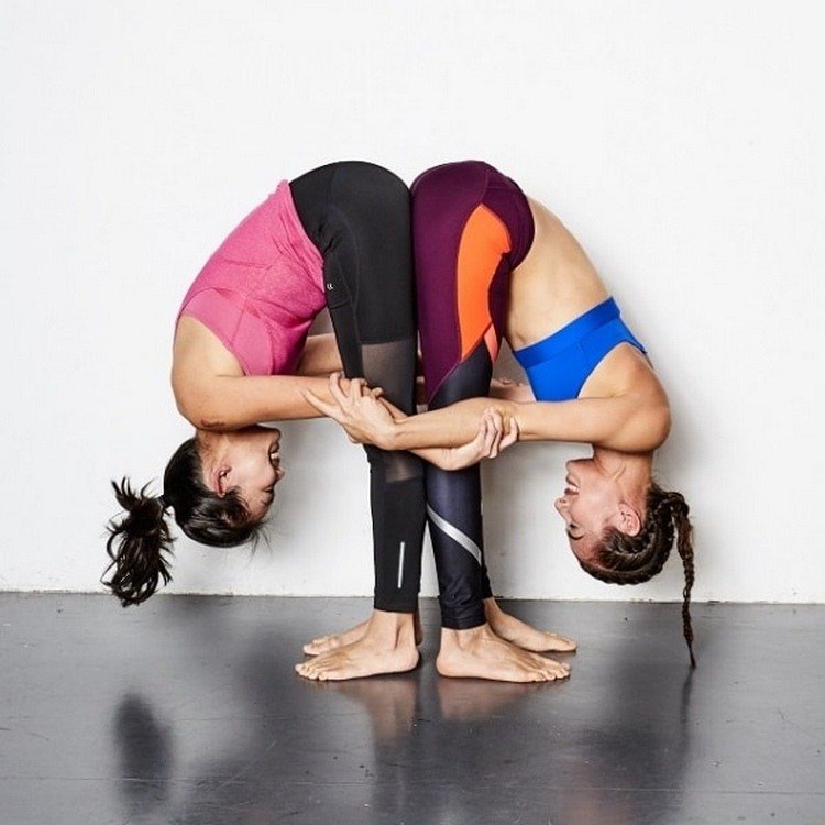 posturas de ioga simples para dois, inclinando-se para a frente