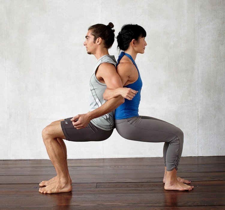 exercício de ioga simples para dois A posição da cadeira