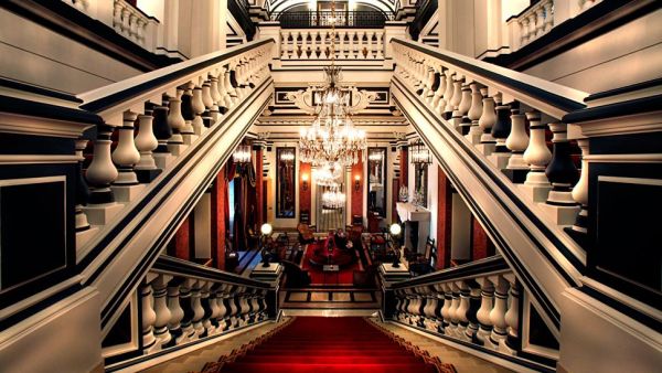 escada São João dos hotéis de luxo mais caros de Paris
