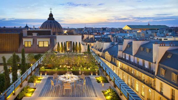 Hotéis de luxo mais caros de mandarim oriental no terraço da cobertura em paris