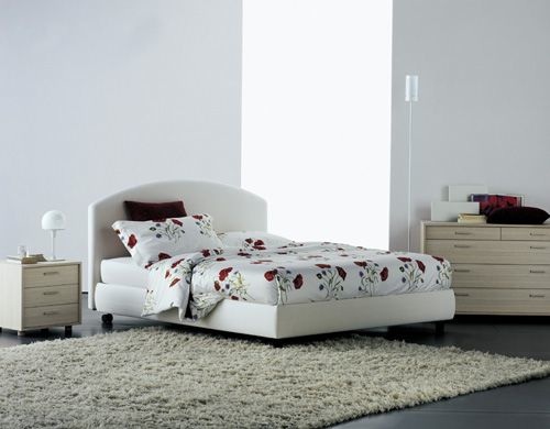 Cama-de-Flou-branca-com-flores