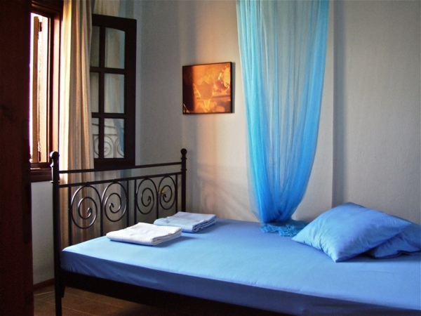romântico-quarto-colcha-azul-cortina-cor