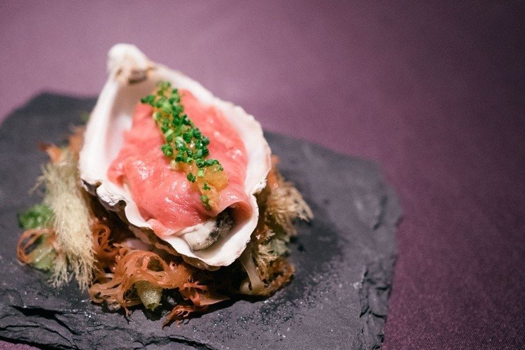 os melhores chefs com estrela Michelin classificam os melhores especialistas em culinária restaurateurs em todo o mundo seiji yamamoto prato carne crua