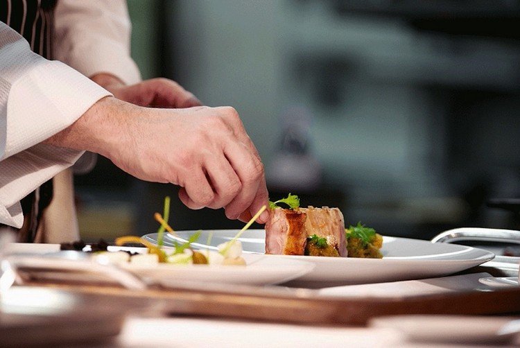 os melhores chefs com estrelas Michelin classificam os excelentes especialistas em culinária, restauradores de todo o mundo preparam pratos finos profissionalmente