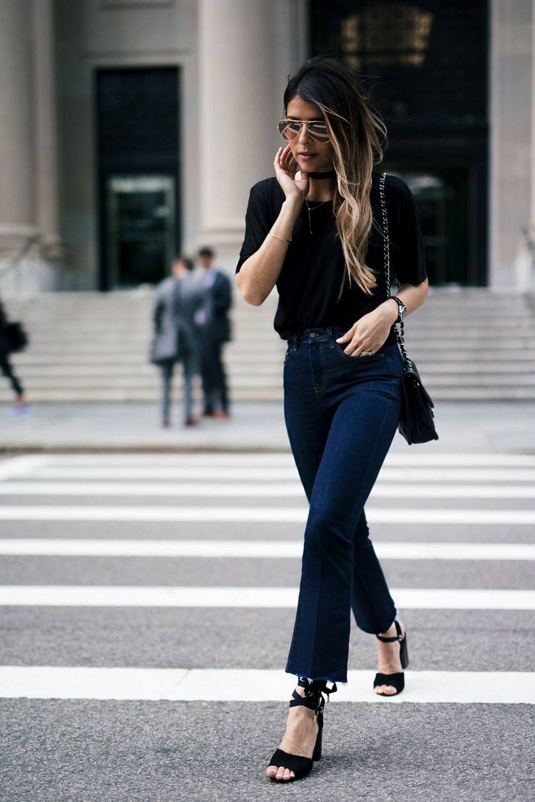Combine jeans bootcut azul escuro com uma blusa preta e sandálias