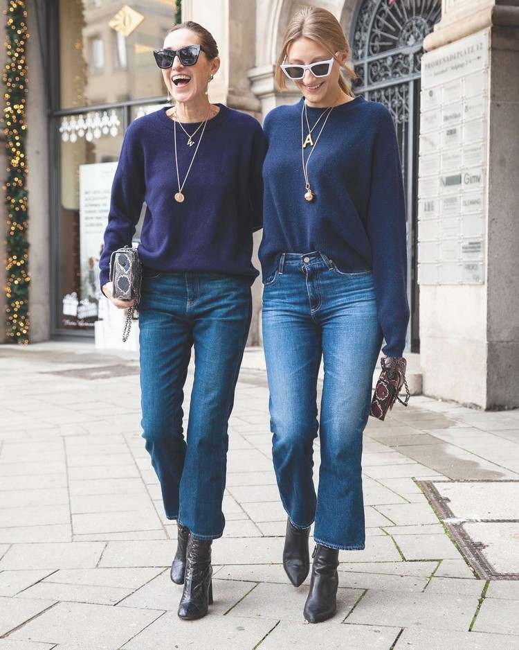 Combine jeans bootcut 2021 com um suéter de cashmere e botas de meia
