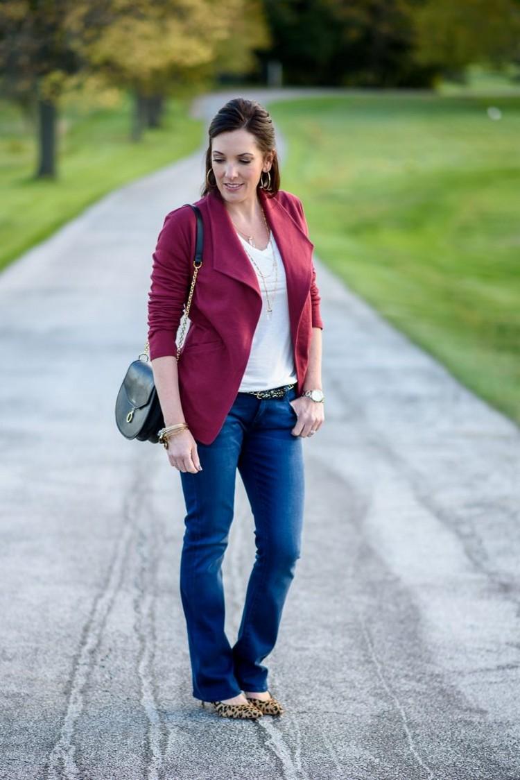 Jeans bootcut como as celebridades usam scarpins com estampa de leopardo blazer de camiseta branca
