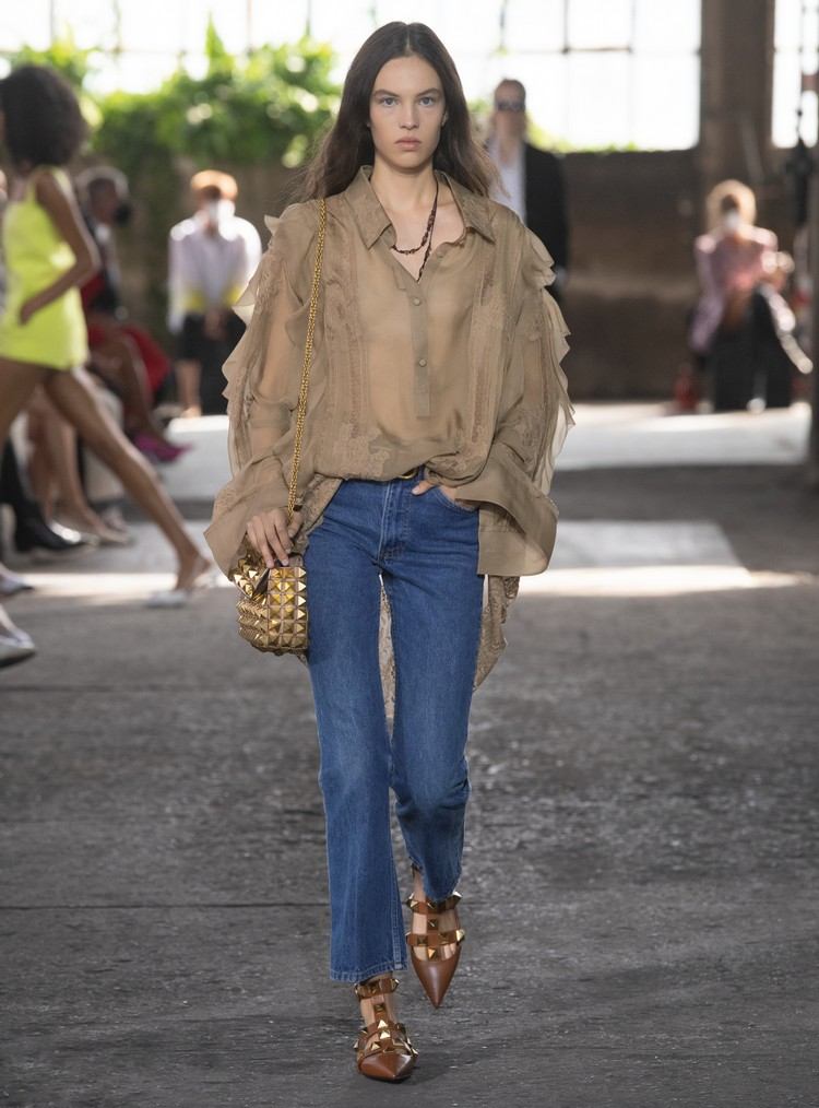Bootcut jeans tendência de passarela 2021 look Valentino