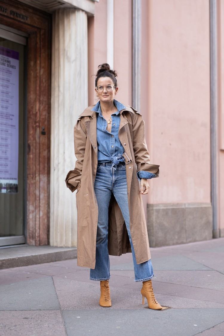 Calça jeans tendência 2021 bootcut com botins, camisa jeans e sobretudo