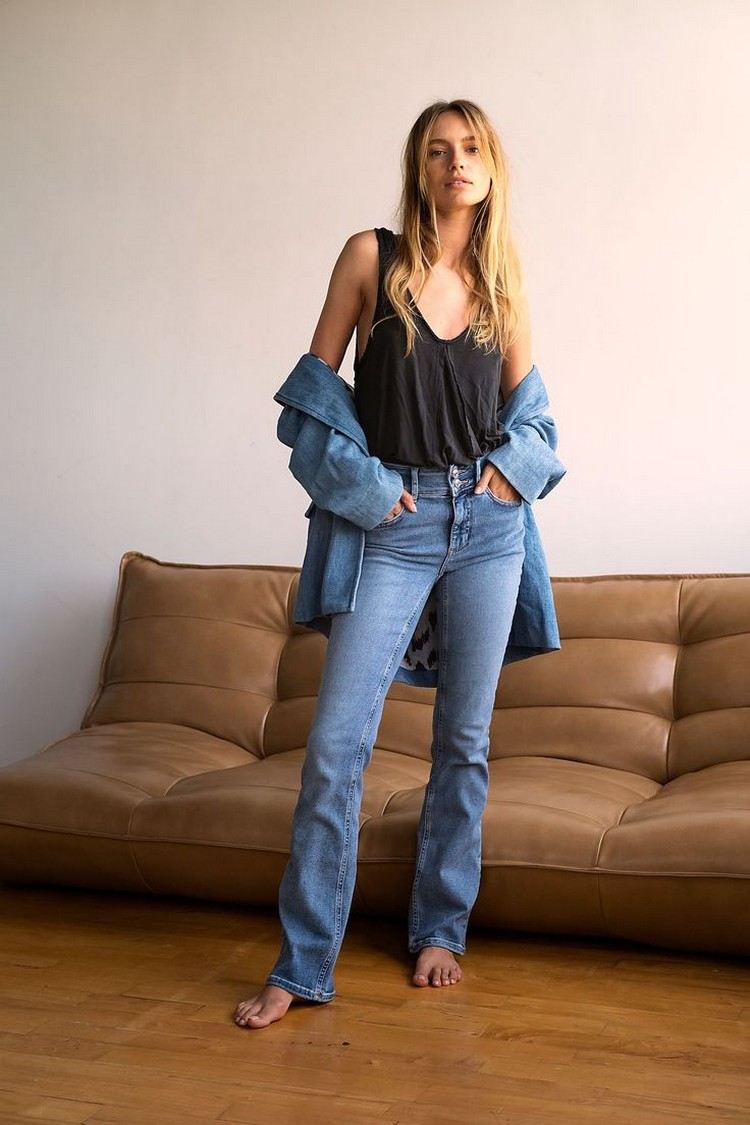 Calça jeans bootcut que significa corte justo na coxa e solto nas pernas da calça
