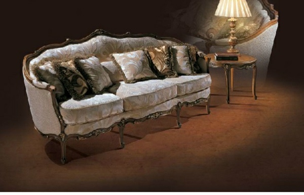 luxuoso-sofá-estofado-luminária de chão-sala de estar