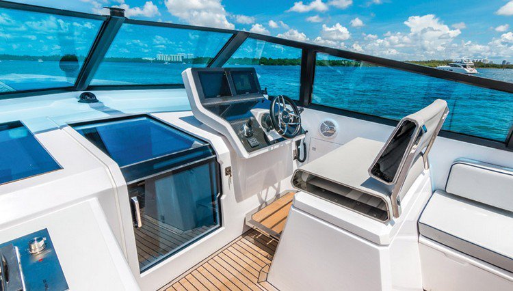 Pára-brisa da cabine do iate de luxo EVO 43 HT
