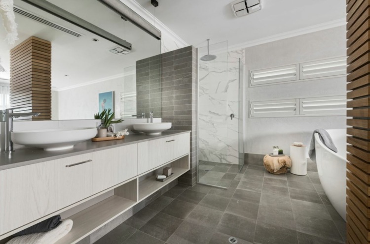 banheiro cor cinza piso ladrilho madeira
