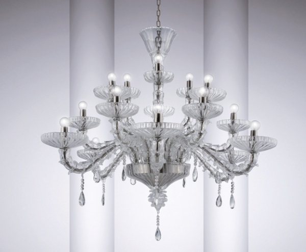 lustre de vidro branco em Veneza