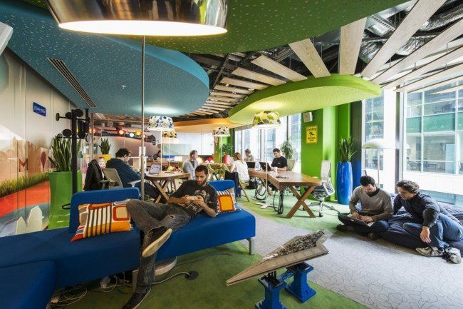 Funcionários despertam área de relaxamento de design verde azul