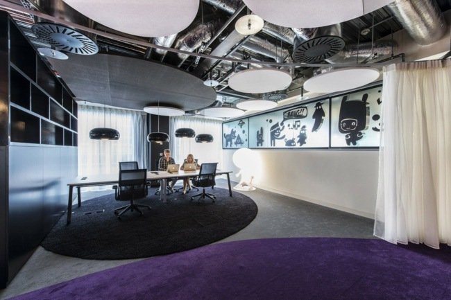 Sala de conferências com decoração moderna roxo preto branco