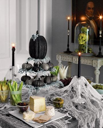 mesa de festa de halloween com efeitos assustadores