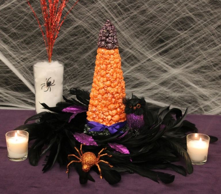 decorações assustadoras de halloween bruxa chapéu pipoca ideia doces penas decorações de mesa