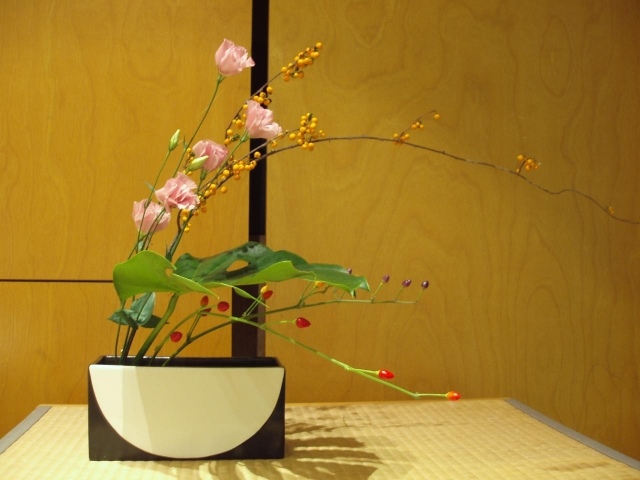 apartamento moderno com arte de flores e estilo simples e elegante
