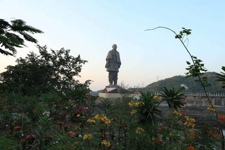 estátua mais alta do mundo projeto ilha vista aérea monumento museu planta flores vista lateral