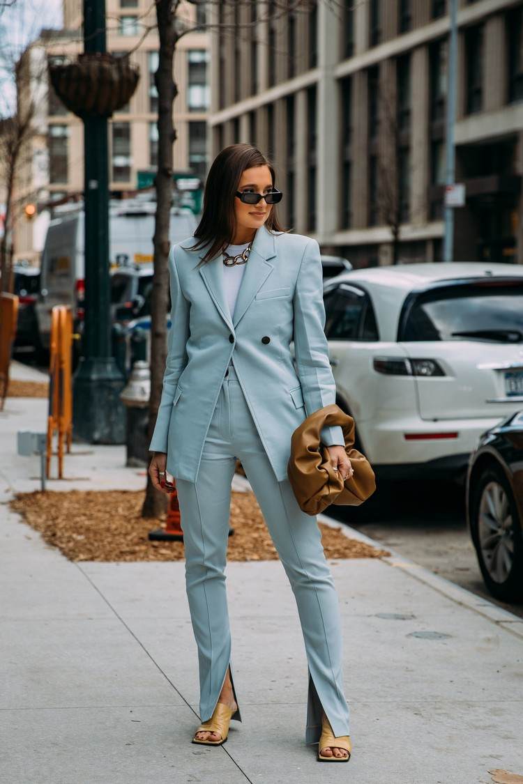 terno feminino elegante com calça azul pastel com fenda na bainha