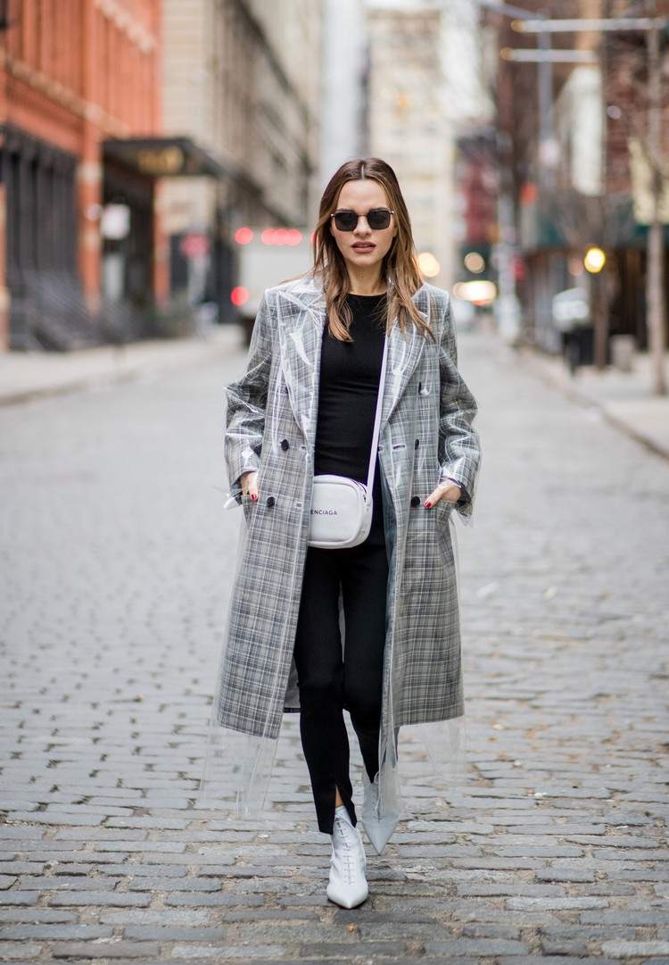 roupa estilosa de inspiração calça preta com fenda e casaco xadrez