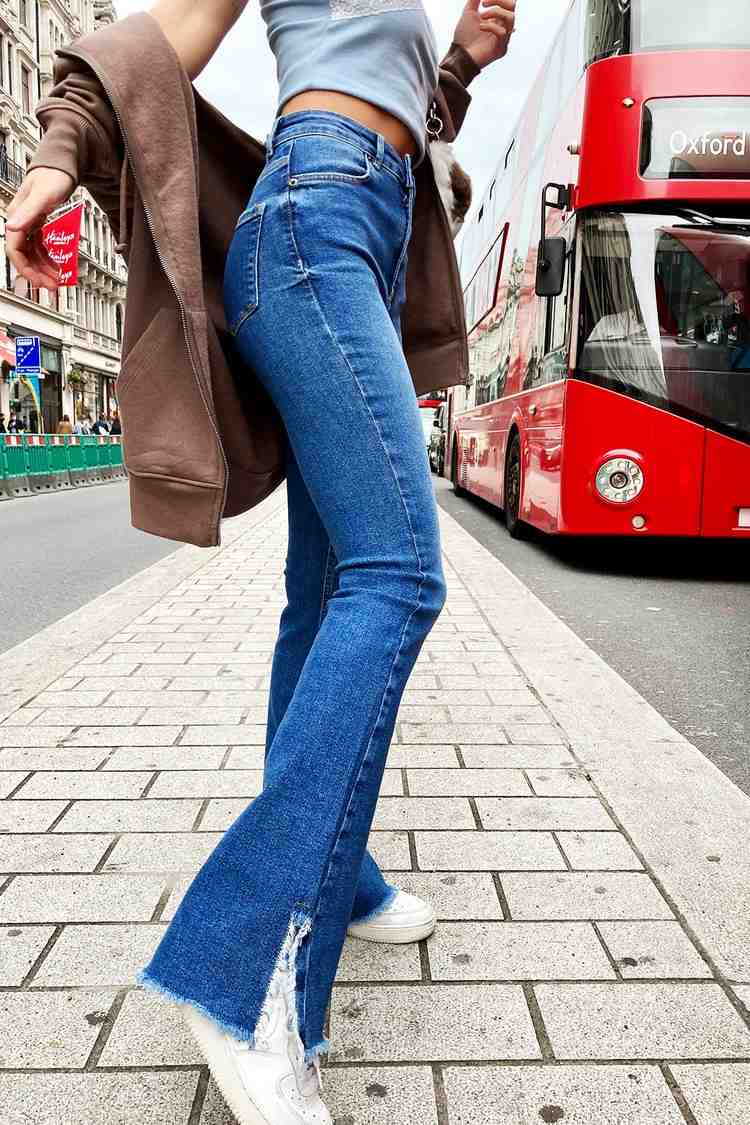 jeans alargado azul com fenda na bainha