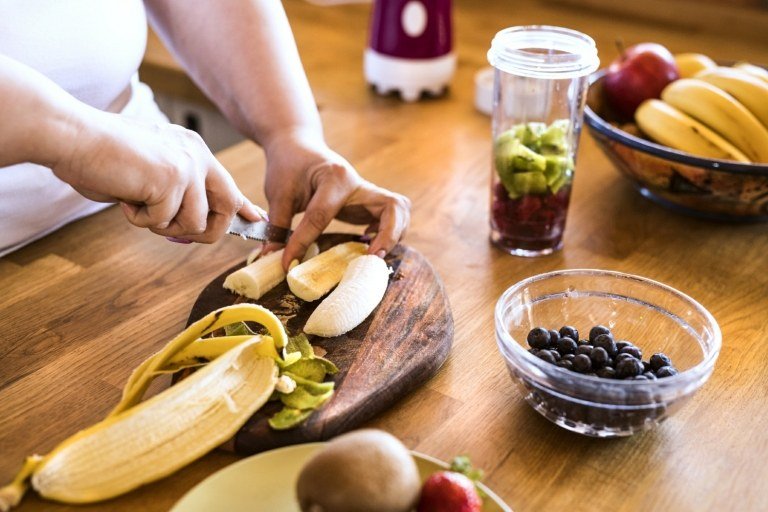 O inchaço causa remédios caseiros Smoothie Café da manhã Bananas Saudáveis ​​Mirtilos