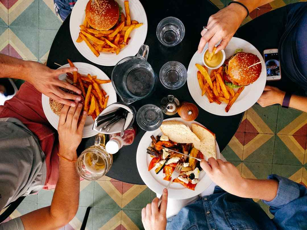 Inchaço provoca alimentos ricos em gordura, junk food, evita consequências dietéticas pouco saudáveis