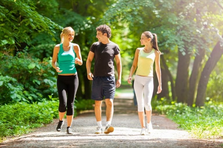 O inchaço provoca a prevenção de caminhada após uma alimentação saudável
