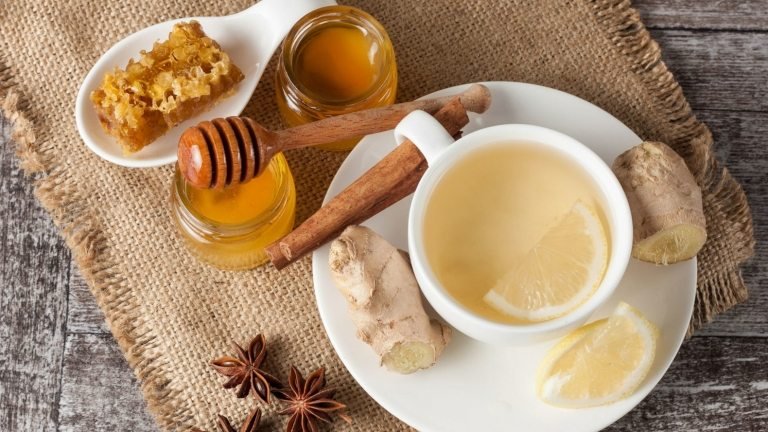 Alivie a flatulência, remédios caseiros, chá de gengibre com mel para desintoxicar o corpo saudável