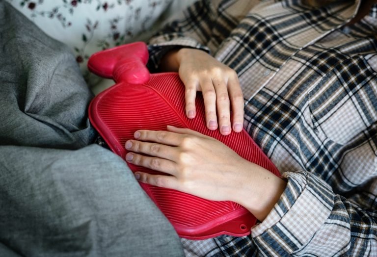 Estômago liso provoca remédios caseiros garrafa de água quente massagem abdominal traz benefícios para a saúde