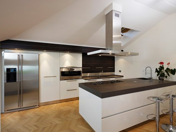 cozinha embutida de alto brilho branco com cobertura de ilha