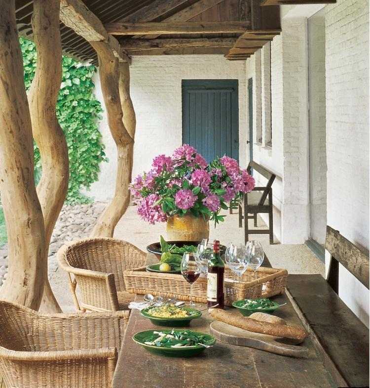 varanda-design-dicas-ideias-cadeiras-rústicas-mesa de vime-fazendeiros-parede de tijolos