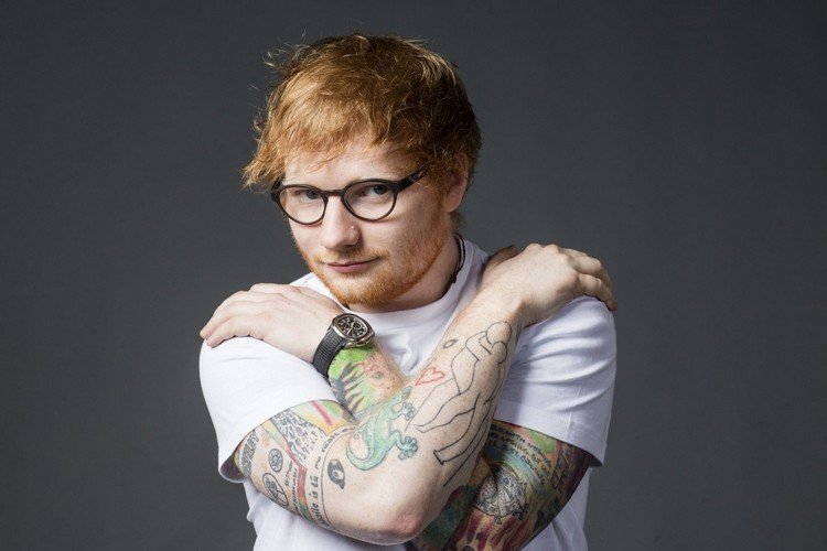 O astro pop Ed Sheeran com sua marca registrada de cor de cabelo cobre