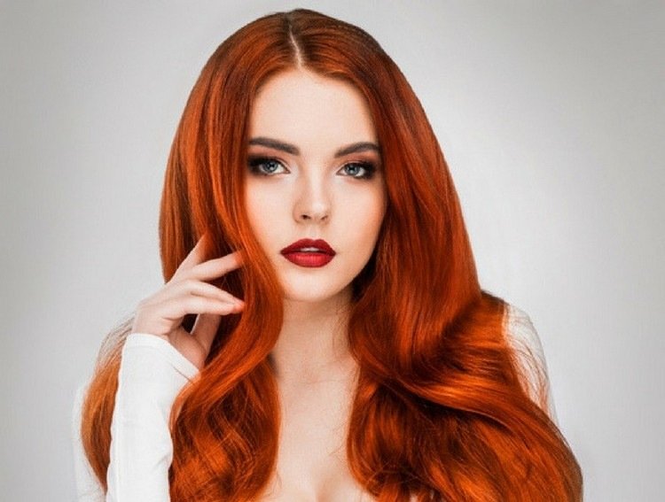 Cabelo vermelho-acobreado intenso combina bem com olhos azuis e pele clara